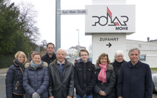 Children and grandchildren of Karl Mohr in front of the new street sign