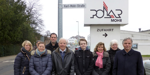 Children and grandchildren of Karl Mohr in front of the new street sign