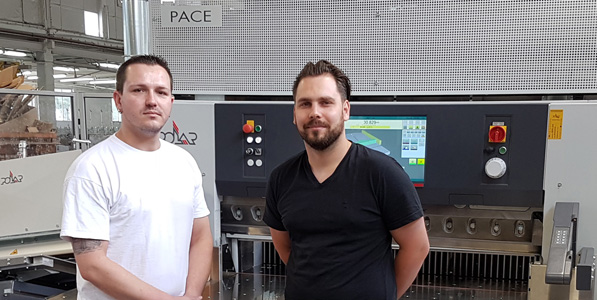 Geschäftsführer Richard Wenig (rechts) und Martin Luniak vor dem POLAR CuttingSystem 200 PACE
