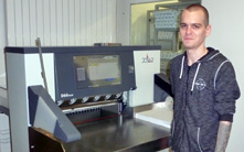 Operator Luca Stauffer in front of the POLAR D 66 PLUS cutter