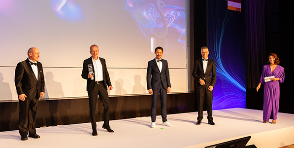 Michael Wombacher (links) mit den Gewinnern von TraffiC Print Online Solutions und der Moderatorin der Gala, Nazan Eckes. (Quelle: druckawards.de / Fotograf Andreas Schwarz)
