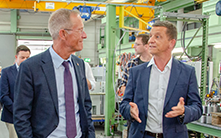 Minister Wintermeyer und Thomas Raab beim Rundgang durch die Produktion